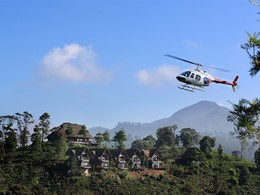 Arrivée en hélicoptère au milieu des montagnes