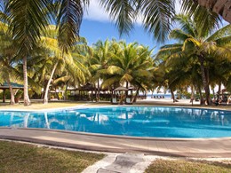 La piscine de l'hôtel Alphonse Island aux Seychelles