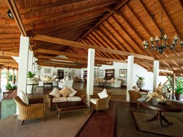 Le lounge de l'hôtel Alphonse Island aux Seychelles