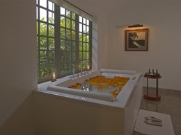 Bain de fleurs au spa de l'hôtel 5 étoiles Amantaka au Laos