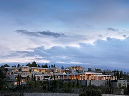 Vue panoramique de l'hôtel Amanzoé situé en Grèce