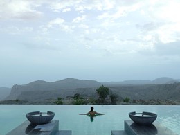 Profitez de la superbe piscine de l'hôtel de luxe Anantara