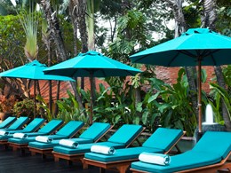 Profitez d'un moment de détente au bord de la piscine