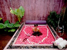 Bain de fleurs au spa de l'Anantara Bophut Resort en Thailande