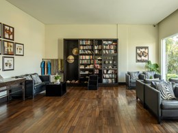 Profitez d'un moment de calme à la bibliothèque de l'hôtel