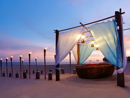 Profitez d'un somptueux dîner sur la plage de l'Anantara