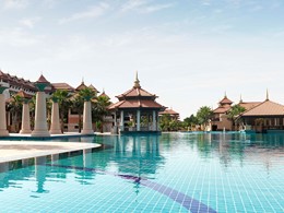La piscine de l'Anantara Dubai The Palm Resort