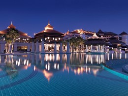 Autre vue de la piscine de l'hôtel Anantara à Dubai 