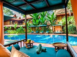 Autre vue de la piscine de l'Angkor Village Hotel