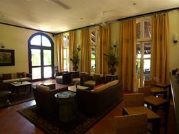 Le lobby bar de l'hôtel 4 étoiles Ansara au Laos