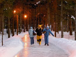 Après une journée à l'Auberge du Lac-à-l'Eau-Claire, enfilez les patins pour une balade unique