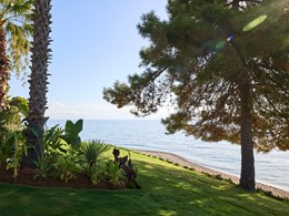 Posé au bord de la mer Ionienne