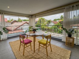 Terrasse lumineuse ouverte sur Luang Prabang