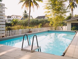 Une piscine intimiste entourée de verdure