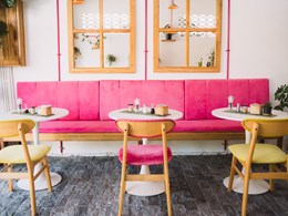 Petit déjeuner dans une salle aux couleurs pétillantes