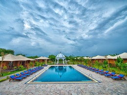 La superbe piscine du Bagan Lodge