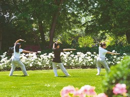 Yoga dans les jardins fleuris