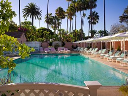 Vue d'ensemble de la magnifique piscine du Beverly Hills