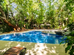 Reposez vous au bord de la piscine