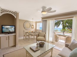 Le salon de la Two Bedroom Beachfront Luxury Suite