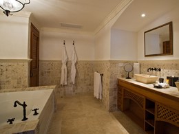 La salle de bain spacieuse des Suites Villas