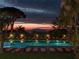 Autre vue de la piscine de l'hôtel Capri Palace