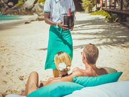 Dégustez du champagne sur la plage du Carana Beach Hotel