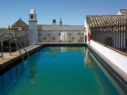 La piscine de l'hôtel Las Casas del Rey situé dans le centre historique de Séville