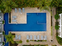 Détente au bord de la piscine