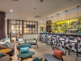 Un élégant lobby bar