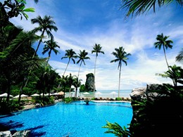 La piscine de l'hôtel offrant une vue sur la végétation et la mer