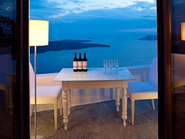 Une sélection de vins vous attend au Chromata Santorin 