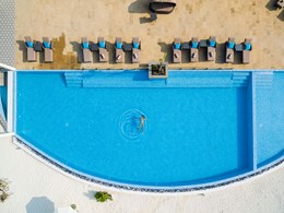 Profitez de la piscine de l'hôtel