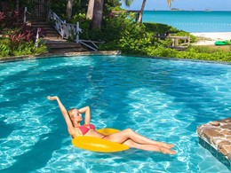 Profitez de la belle piscine du Cocos Hotel Antigua 