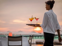 Sirotez des délicieux cocktails au coucher du soleil