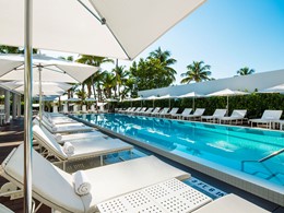 Détendez-vous au bord de la piscine à l'hôtel Como Metropolitan
