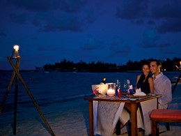 Dîner romantique les pieds dans le sable