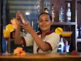 Sirotez des délicieux cocktails au bar du Dhevatara Beach
