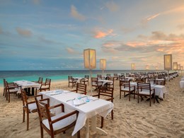 Somptueux repas les pieds dans le sable