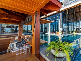 Rafraichissez vous au bord de la piscine 