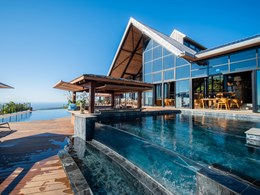 La superbe piscine à débordement 