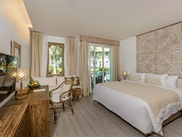 Grand Deluxe Lagoon Pool Access