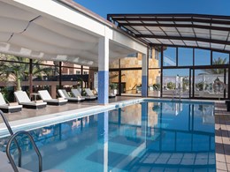 Une piscine intérieure pensée pour le bien-être