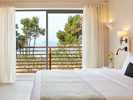 Nest Grove Seafront Suite Hot Tub Upper Floor