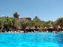 Autre vue de la piscine de l'hôtel Es Port