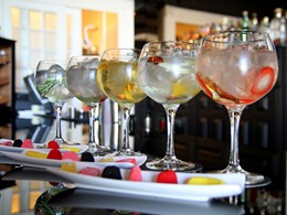 Sirotez des délicieux cocktails au bar