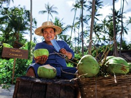 Sirotez de l'eau de coco fraîche au Four Seasons Resort