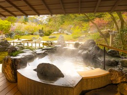 Un bain en plein air face à un jardin zen