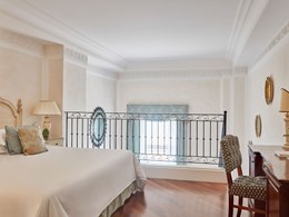 Villa Flora Gallery Room