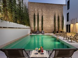 Piscine intime dans le patio